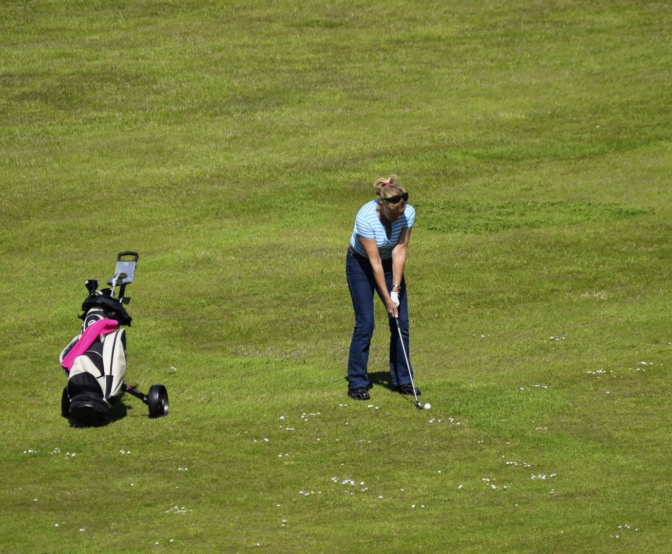 Woman playing golf | golf vacations Ireland